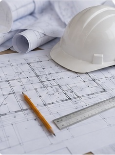 Projektna dokumentacija, nacrti i inženjerski alati na radnom stolu